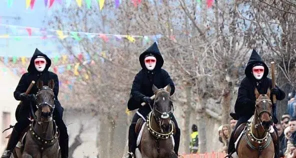 Tradizioni equestri e divertimento: oggi a Pattada la 3^ edizione della Pentolaccia a cavallo