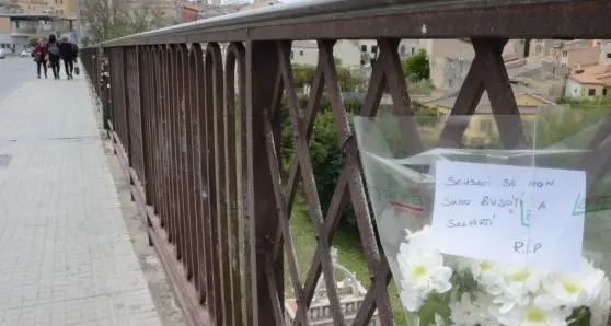 Donna suicida a Sassari. Sul ponte un mazzo di fiori e un biglietto: \"Scusaci, non siamo riusciti a salvarti\"