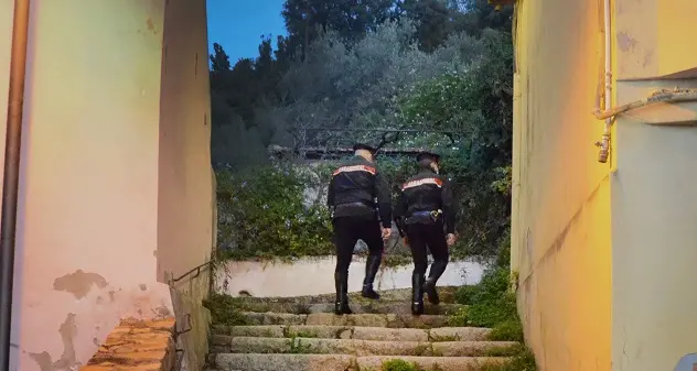 Anziano e solo è colpito da malore. Intervengono i carabinieri