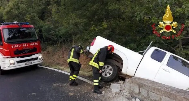 Esce di strada con l'autocarro: ferito un operaio