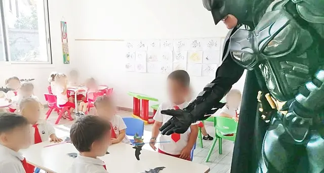 Covid, Batman entra in classe e aiuta i bambini a diventare dei super eroi