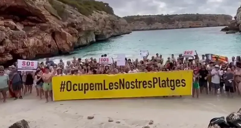 Calo des Moro: residenti cacciano influencer dalla spiaggia