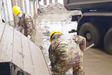 E\\' stata una notte di duro lavoro a Bitti per cercare di liberare il paese dai detriti e dal fango e aiutare la popolazione sfollata dalle proprie abitazioni, 29 novembre 2020.\\nANSA/ESERCITO\\n+++ ANSA PROVIDES ACCESS TO THIS HANDOUT PHOTO TO BE USED SOLELY TO ILLUSTRATE NEWS REPORTING OR COMMENTARY ON THE FACTS OR EVENTS DEPICTED IN THIS IMAGE; NO ARCHIVING; NO LICENSING +++