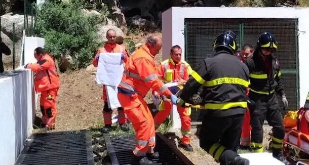 Travolto da un cancello: ferito un 86enne