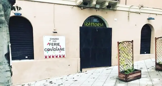 Ristorante della Marina cede alla “virulenta” agonia: “Chiuso per ferie covidiane”