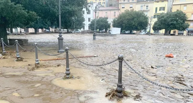 Il simbolo della rinascita, liberata dal fango la piazza principale di Bitti