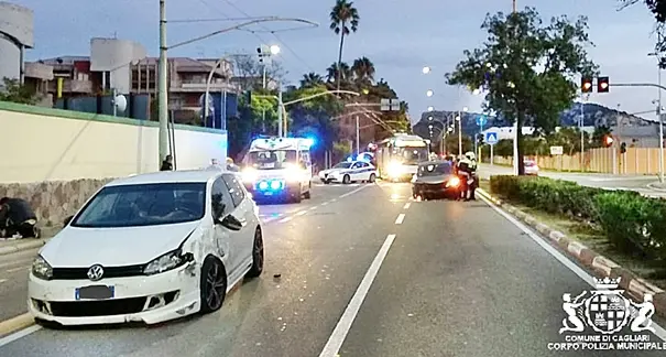 Ubriaco al volante della Golf ‘impazzita’ in viale Poetto: ferito un pedone