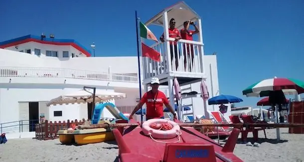 Tre bambini salvati da bagnini-carabinieri al Poetto