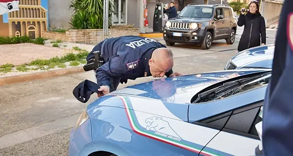 Il poliziotto Augusto Mascia, dopo 39 anni di pattuglia bacia la Volante e va in pensione. VIDEO