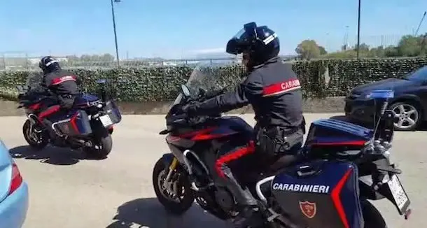 Gare in moto sulla SS 125: carabinieri fermano due centauri. Per uno di loro multa di 4mila euro