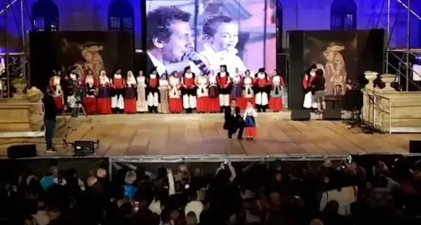 La piccola Alessia di Fonni sul palco della Cavalcata Sarda con il Gruppo folk Brathallos