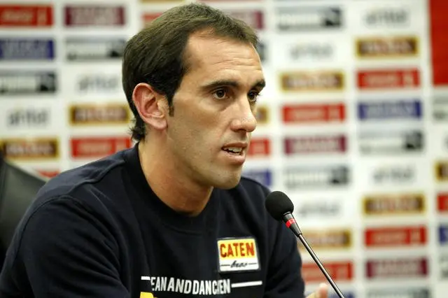 epa05514703 Uruguay national soccer team player Diego Godin speaks during a press briefing at Complex of the Uruguayan Association of Soccer, close to Montevideo, Uruguay, 29 August 2016.  EPA/Juan Ignacio Mazzoni