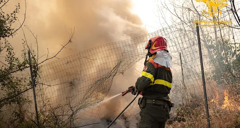 Un’altra giornata di fuoco in Sardegna: oggi 13 incendi