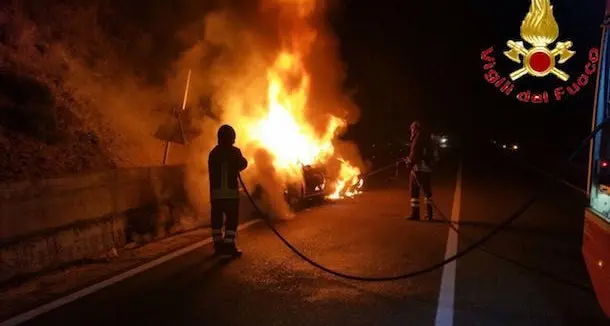 Auto prende fuoco sulla strada statale 129: illeso il conducente, un uomo di Oniferi