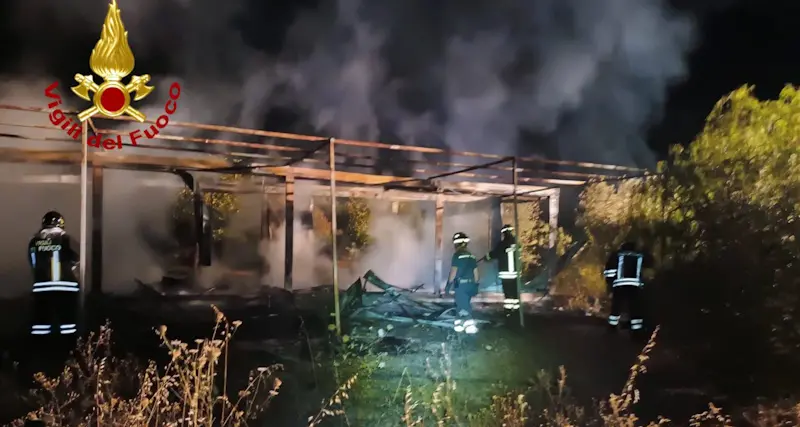 Box container distrutto dalle fiamme: paura nella notte a Bari Sardo