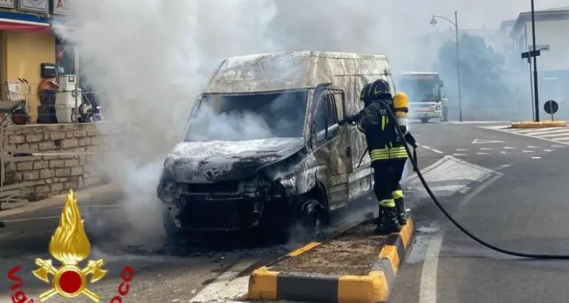 Olbia: furgone a fuoco, conducente ferma il mezzo e si salva