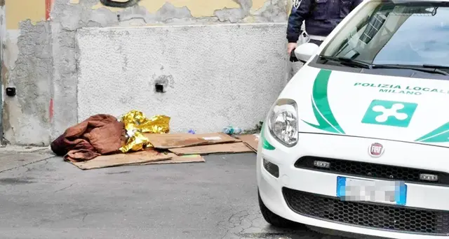 Clochard schiacciato dal camion della nettezza urbana, morto davanti al Fatebene: nei guai due autisti Amsa