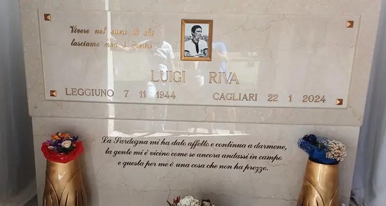 Completata la lapide di Gigi Riva, dedicata al suo amore per la Sardegna