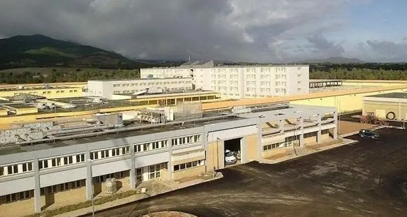 Femminicidio a Cagliari, marito della vittima fa scena muta davanti al gip