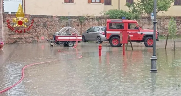 Maltempo sull'Italia, allerta gialla in 8 regioni: frane e allagamenti in Veneto