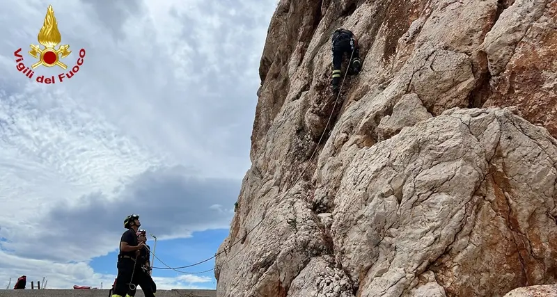 Capra intrappolata fra le rocce al porticciolo di Santa Maria Navarrese