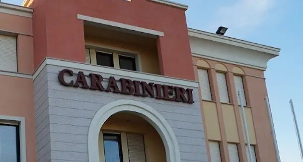 Danneggia gli arredi di due negozi di via Vittorio Emanuele: arrestato 43enne