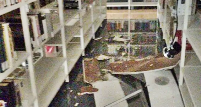 Crolla il soffitto nella biblioteca universitaria di Ingegneria: tragedia sfiorata, ora è inagibile