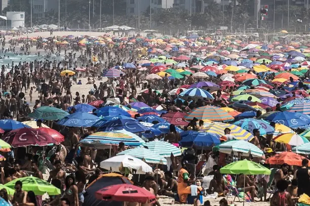 epa08666921 People visit the Ipanema beach in Rio de Janeiro, Brazil, 13 September 2020. Paying less attention to measures to control coronavirus spreading, visitors have crowded Ipanema and Copacabana beaches in Rio de Janeiro.  EPA/Antonio Lacerda