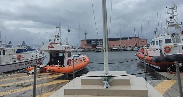 Fiori di FdI davanti alla Capitaneria del porto di Cagliari, per omaggiare Aurelio Visalli