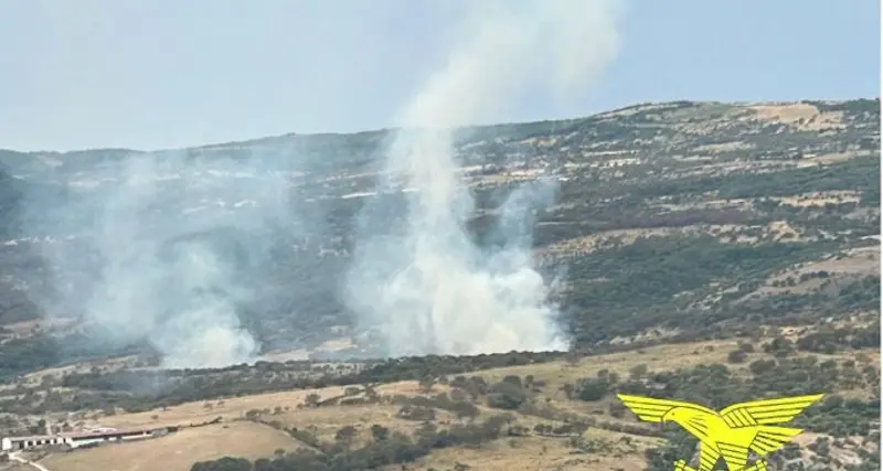 Oggi in Sardegna 8 incendi, elicottero in azione a Isili