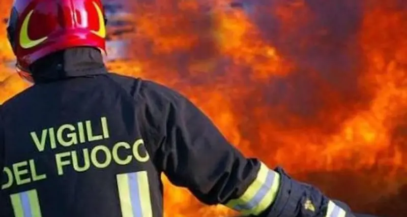 Incendio a ridosso di alcune palazzine: terrore a Nuoro