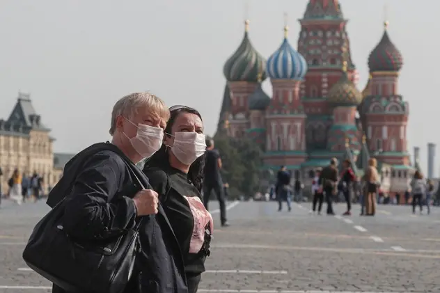 epa08696863 People wearing protective face masks walk on the Red Square in Moscow, Russia, 25 September 2020. According to official information, in the past 24 hours Russia registered 7,212 new cases caused by the SARS-CoV-2 coronavirus infection and 108 coronavirus-related deaths. Moscow authorities advised older people not to go out and not visit crowded public places.  EPA/SERGEI ILNITSKY