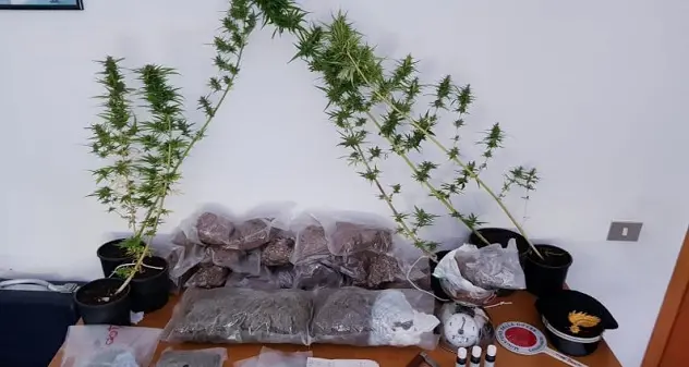 Market della droga in casa: arrestato 37enne, denunciata la madre