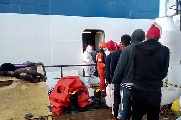 Il trasbordo sul traghetto Rubattino della Tirrenia dei migranti (149 in tutto)che erano a bordo della Alan Kurdi, la nave della Ong tedesca Sea Eye che li aveva raccolti due settimane fa nel Mediterraneo. I migranti resteranno in quarantena, sotto la sorveglianza sanitaria del personale della Croce Rossa Italiana, Palermo, 17 aprile 2020.  per diversi giorni la Alan Kurdi aveva navigato al largo delle coste siciliane in attesa dell\\'indicazione di un porto sicuro. Domenica scorsa il capo della Protezione Civile Angelo Borrelli aveva annunciato la decisione, su richiesta della ministra delle Infrastrutture e dei Trasporto Paola De Micheli, di individuare una nave per la quarantena in mare dei migranti. Ma la situazione era rimasta in una fase di stallo e ieri tre persone erano state evacuate per motivi di salute mentre un\\'altra aveva tentato il suicidio. Questa mattina la svolta, dopo un vertice operativo in Prefettura a Palermo con il sindaco, i responsabili della Croce Rossa, dell\\'Asp e della Protezione Civile sulla base delle indicazioni del Mit. ANSA/FRANCESCO NUCCIO