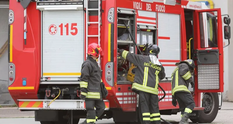 Furgone in fiamme in pieno centro a Galtellì