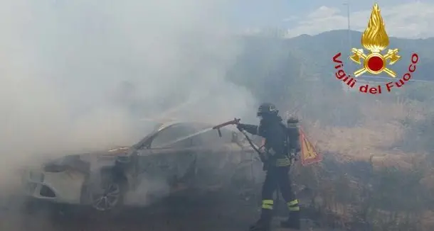 L'auto prende fuoco mentre guida: attimi di paura per un uomo di Oniferi