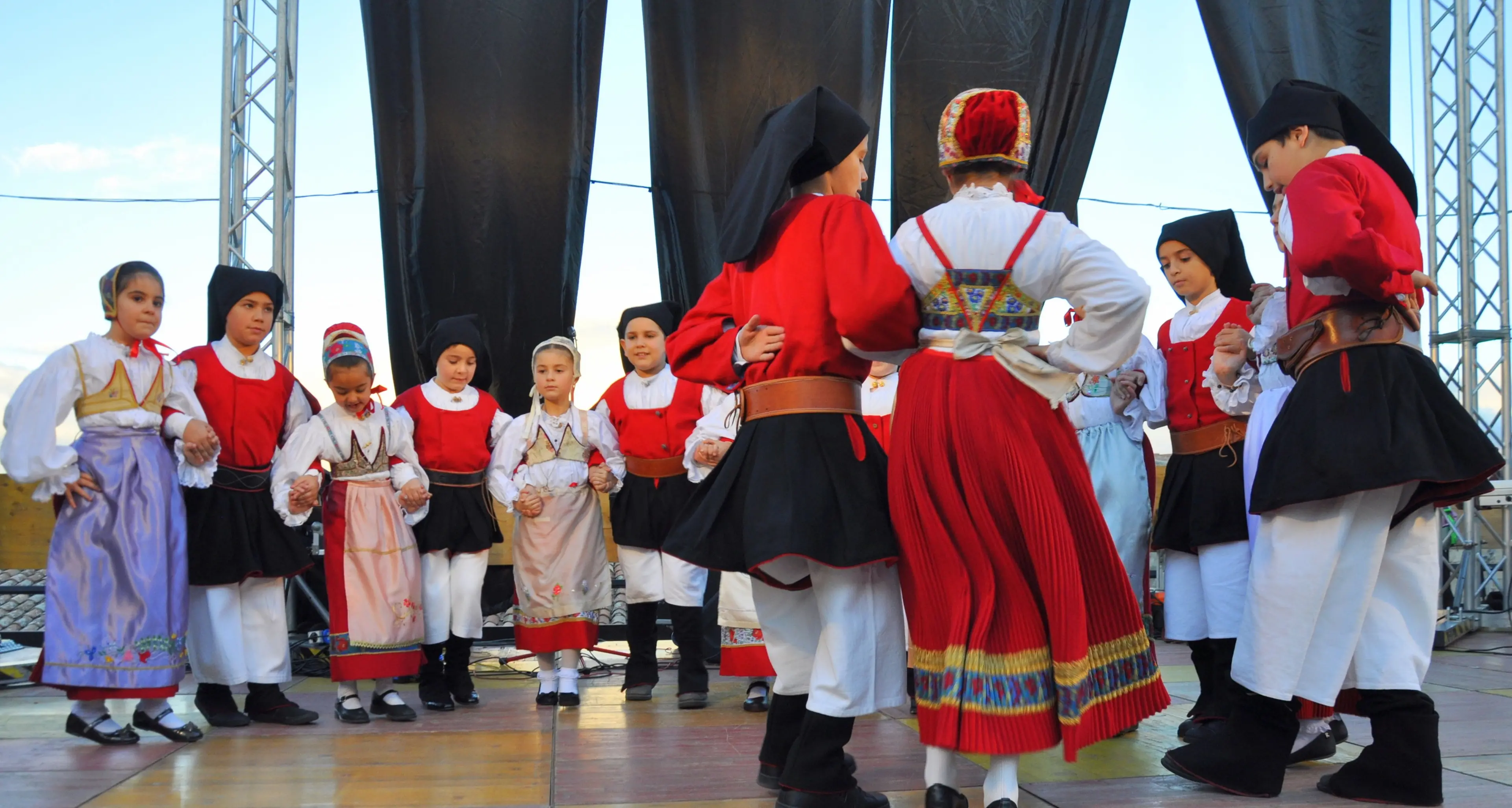 Per la festa di San Giovanni riflettori accesi sui bambini dei gruppi mini folk di Nuoro, Buddusò, Oristano, San Pantaleo, Silanus e Ovodda