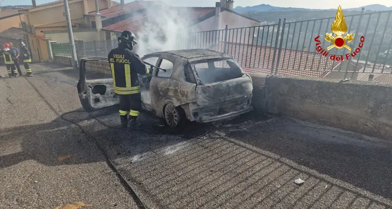 Auto divorate dalle fiamme: paura a Fonni e a Siniscola