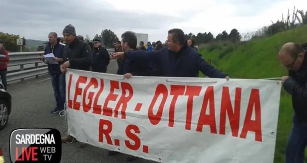 Protesta dei lavoratori tessili: blocco stradale sulla Ss 131 Dcn vicino al bivio di Ottana