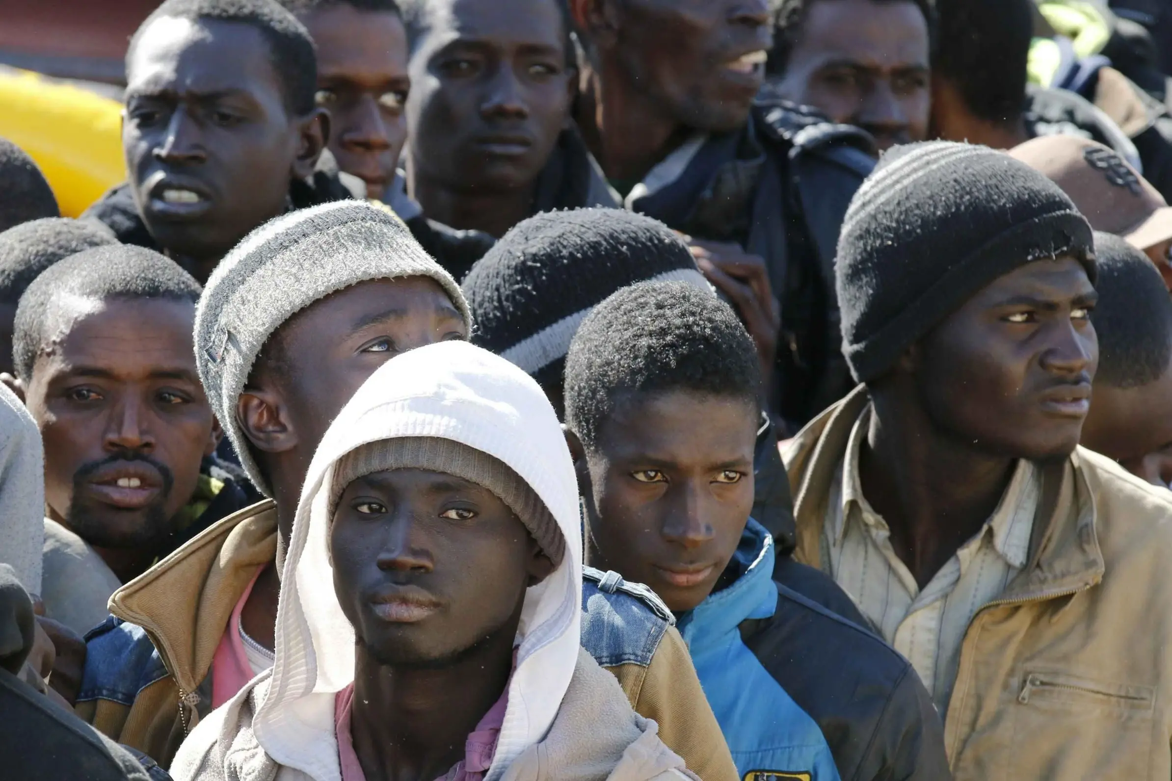 Migrants arrive at the Sicilian harbour of Pozzallo, February 15, 2015. Some 275 migrants rescued on Friday from overcrowded boats near Libya arrive safely in Sicily, days after more than 300 others died trying to make the crossover.  REUTERS/Antonio Parrinello (ITALY - Tags: SOCIETY IMMIGRATION)