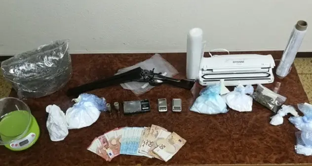 Armi e droga in casa, arresti a Tempio e Berchiddedu