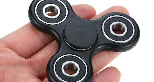 Fidget spinner. Mobilitazione di genitori americani: chiedono che venga ritirato dal mercato per pericolo di soffocamento