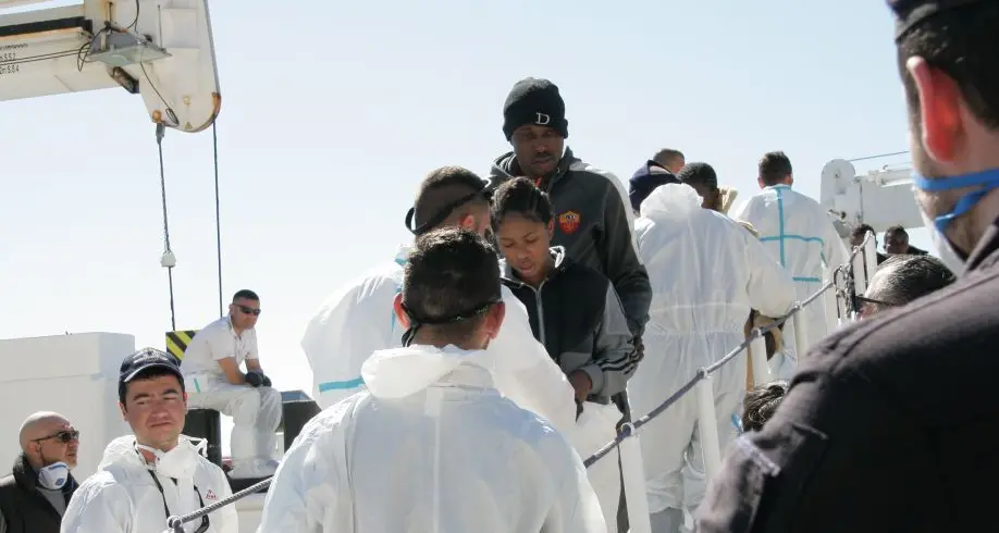 E' arrivata a Cagliari la nave militare inglese con i 282 migranti salvati nei giorni scorsi al largo delle coste libiche