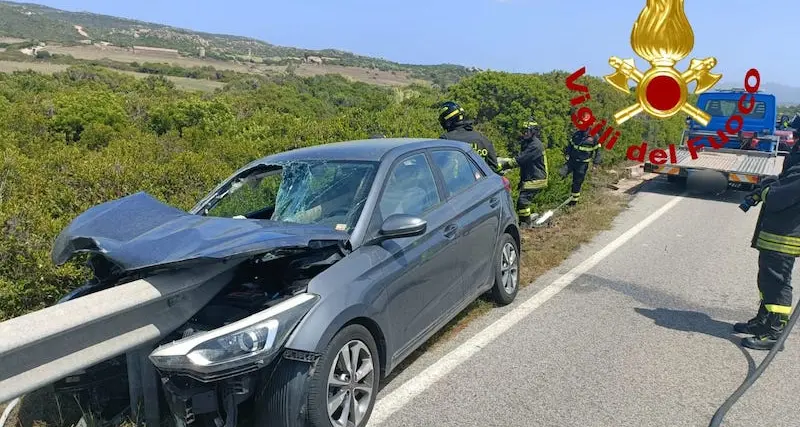 Santa Teresa. Auto trafitta dal guardrail sulla Statale 133 bis
