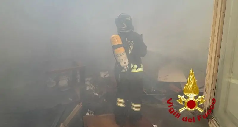 In fiamme un rifugio usato da senzatetto a Olbia