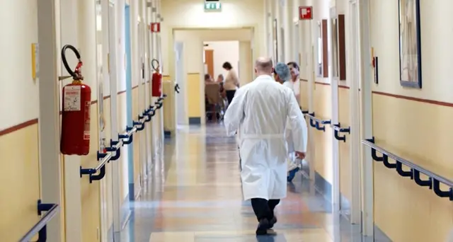 Stop alle mascherine nei reparti per fragili: arriva la circolare