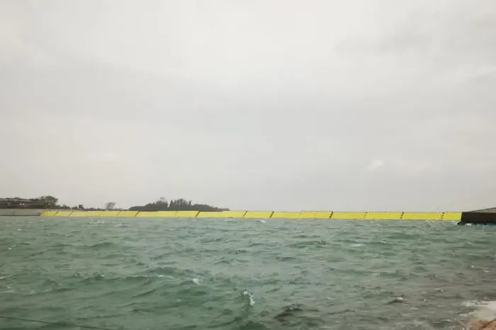 The barriers of the \\'Mose\\', emerged from the water, for the first time, to protect Venice from the high tide, for now still under the metro, Venice, Italy, 03 October 2020. On Venice has begun to rain, and there is a strong sirocco wind.  ANSA / Elisa Fornari