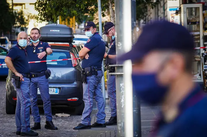 La polizia compie rilevamenti sul luogo dove un rapinatore \\u00E8 morto e un altro \\u00E8 stato arrestato in un conflitto a fuoco con gli agenti a Napoli, 24 Ottobre 2020. La vittima \\u00E8 un 17enne. I poliziotti sono intervenuti per sventare una rapina ai danni di alcuni minorenni.  ANSA/CESARE ABBATE