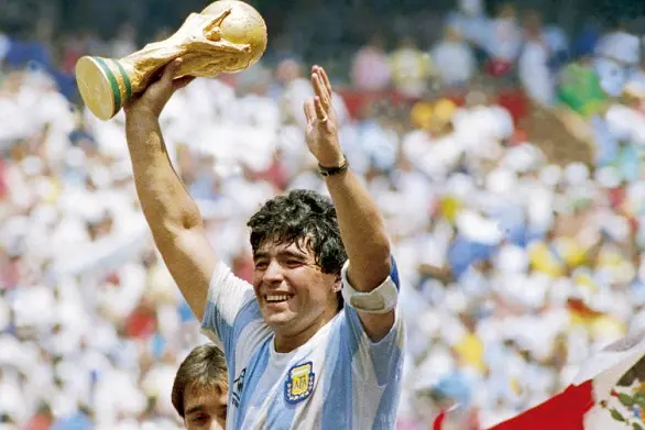 MEXICO CITY, MEXICO - JUNE 29: Diego Maradona of Argentina holds the World Cup trophy after defeating West Germany 3-2 during the 1986 FIFA World Cup Final match at the Azteca Stadium on June 29, 1986 in Mexico City, Mexico. (Photo by Archivo El Grafico/Getty Images)