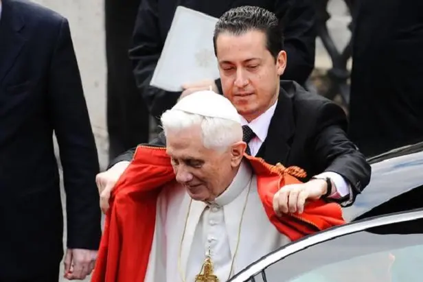 Paolo Gabriele, il maggiordomo di  Benedetto XVI, arrestato con l\\'accusa di furto aggravato,sistema la mantella del Pontefice  prima dell\\'udienza generale  nell\\'aula Paolo VI, 20 gennaio 2010, in Vaticano.  ANSA/GIUSEPPE GIGLIA